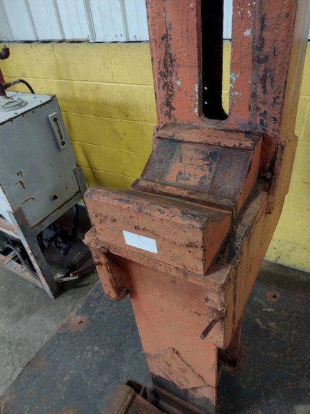 (2) HYDRAULIC PIPE VISES WITH HYDRAULIC POWER UNIT: STOCK 17506