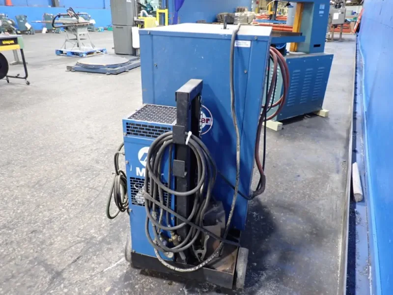 MILLER ELECTRIC MFG CO 300 AMPS WELDER  -  SYNCROWAVE 300