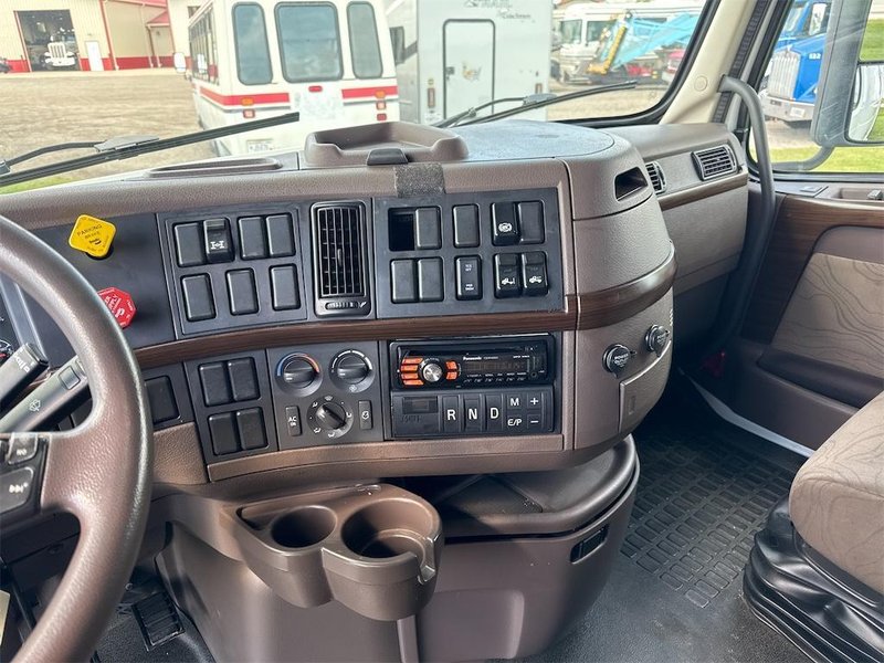 2018 Volvo VNL64T780 4V4NC9EH5JN968958