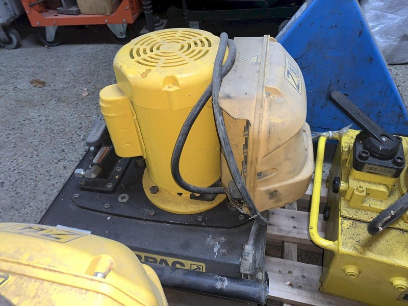 Enerpac Model ZE3220LB Electric Hydraulic Pump, sn D21209040C
