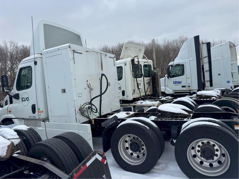 2014 Freightliner Cascadia Day Cab Semi Truck w/ APU – Detroit DD15 455HP, Eaton Fuller 10-Speed, Tandem Axle Class 8 Highway Tractor