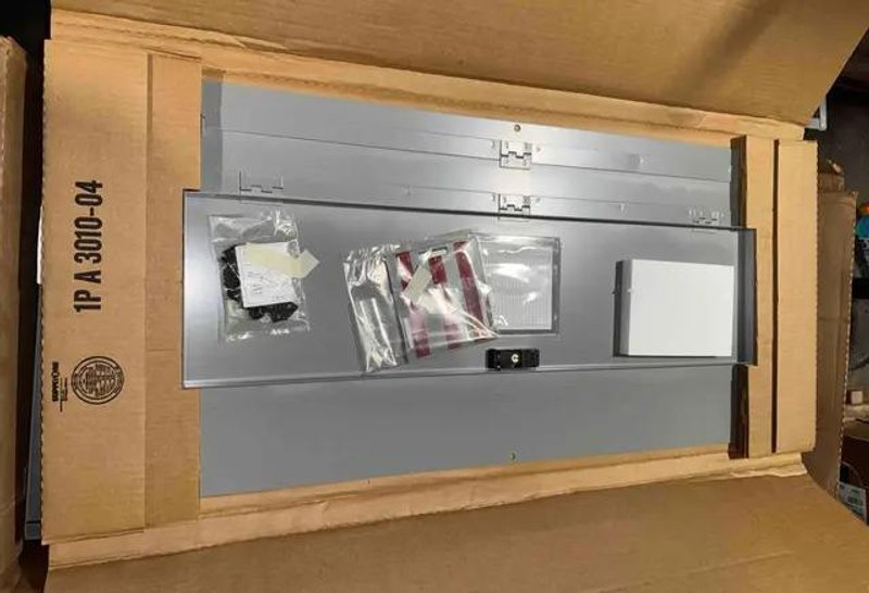 250 AMP SIEMENS CIRCUIT BREAKER PANEL WITH COVER: STOCK #23728