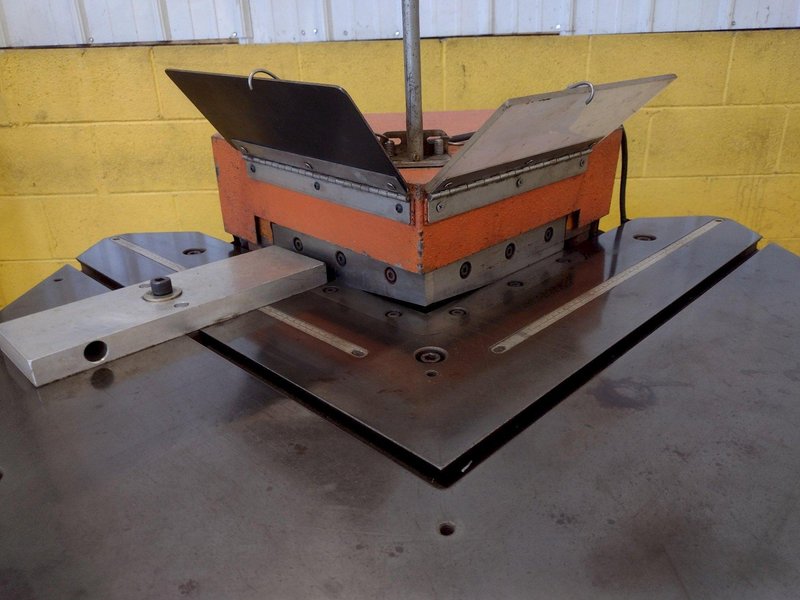 10&quot; X 10&quot; X 3/16 UNIPUNCH MODEL COMACA CH 260 HYDRAULIC ANGLE NOTCHER: STOCK 17381