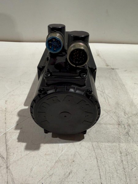 REXROTH INDRAMAT MHD071B-061-PG1-UN SERVO MOTOR USED