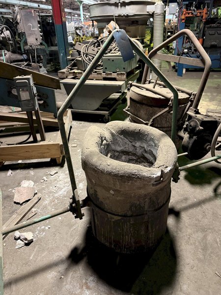 non geared 22" x 24" tall lip pour ladle with bail and pouring shank