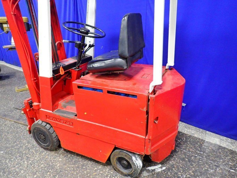 CATERPILLAR 3000 LBS ELECTRIC FORKLIFT  -  MC30