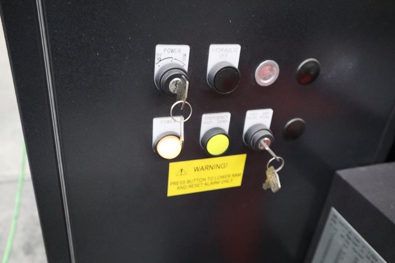 Amada FABIII-1025 (FBD-1025NT) CNC Hydraulic Press Brake, 110 Ton x 98.4&quot;, Up-Acting, AMNC PC Control, 5-Axis Backgauge