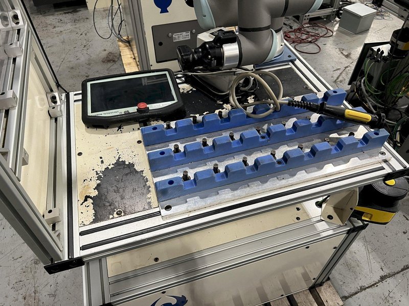 Universal Robots UR10e Cobot With Parts loading base/station. New-2020
