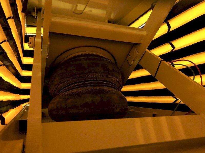 1,500 LBS TOPPER INDUSTRIAL MODEL D-MD/LR PNEUMATIC AIR LIFT TABLE: STOCK #17581