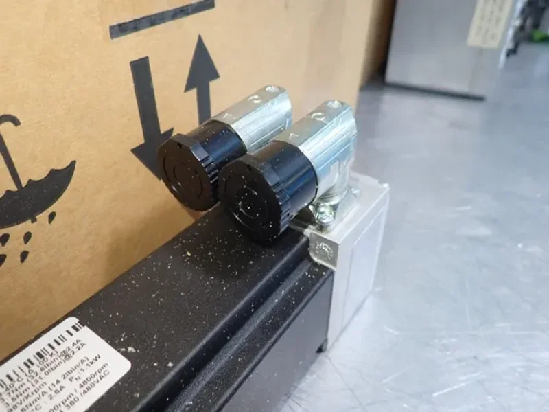 EMERSON SERVO MOTOR  -  067UDC300BACRA