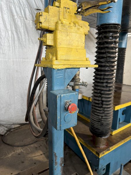 100 TON DAKE 18-255 HYDRAULIC 4 POST SPOTTING PRESS. STOCK # 0889925