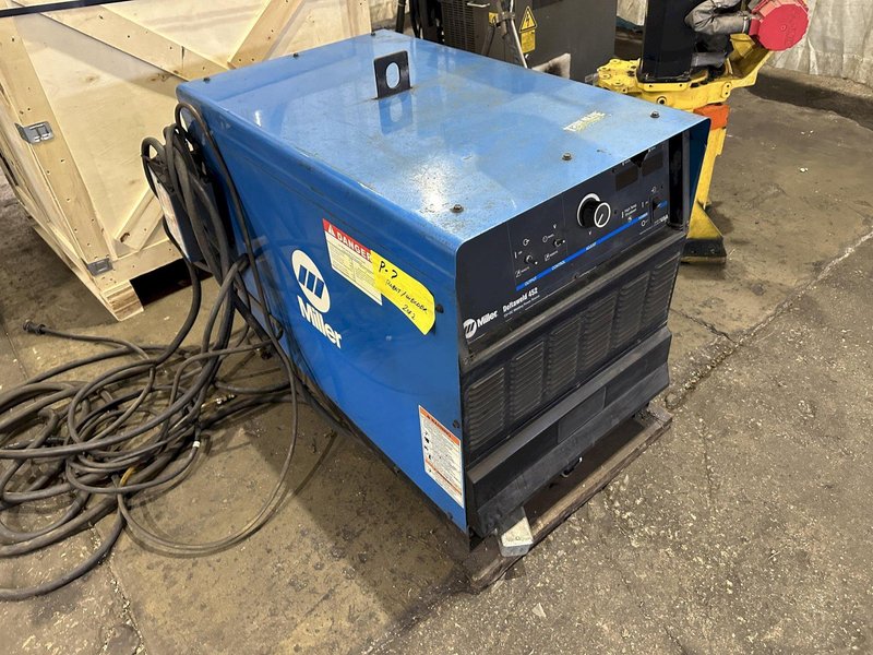 FANUC ROBOT WITH MILLER MODEL 452 WELDER: STOCK #77552