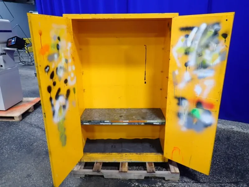 LYON 45 GAL FLAMMABLE LIQUID STORAGE CABINET