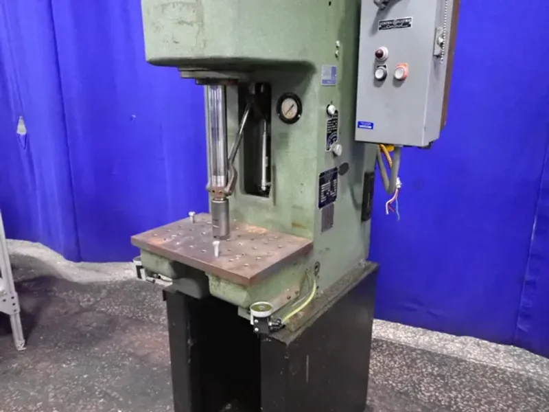 DENISON 6 TON MULTIPRESS  -  R063MC25702405220