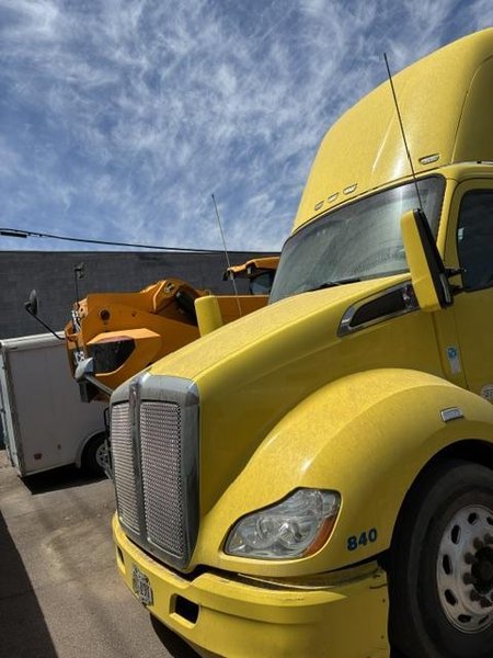 Kenworth T680 Day Cab Semi Truck, 2016 – PACCAR MX-13 Diesel – Tandem Axle – Class 8 Tractor