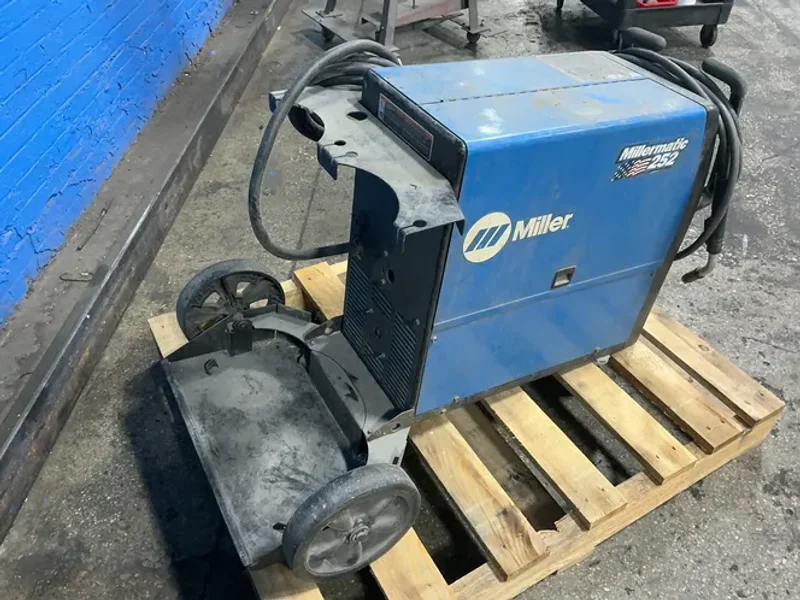 Miller  200 A Welder  - Millermatic 252