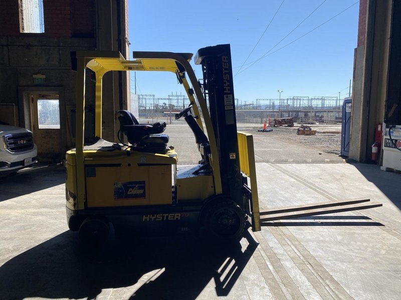 Hyster E70XN Electric Cushion Tire Forklift, 2021 – 7,000 lb Capacity, Sit-Down Rider (1)