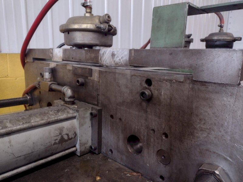 24" TRIAD DESIGN &amp; MFG FEEDER: STOCK #17013