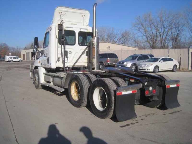 2010 Freightliner Cascadia Day Cab Semi Truck