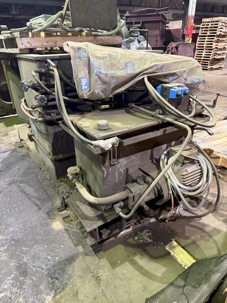 low pressure molding machine