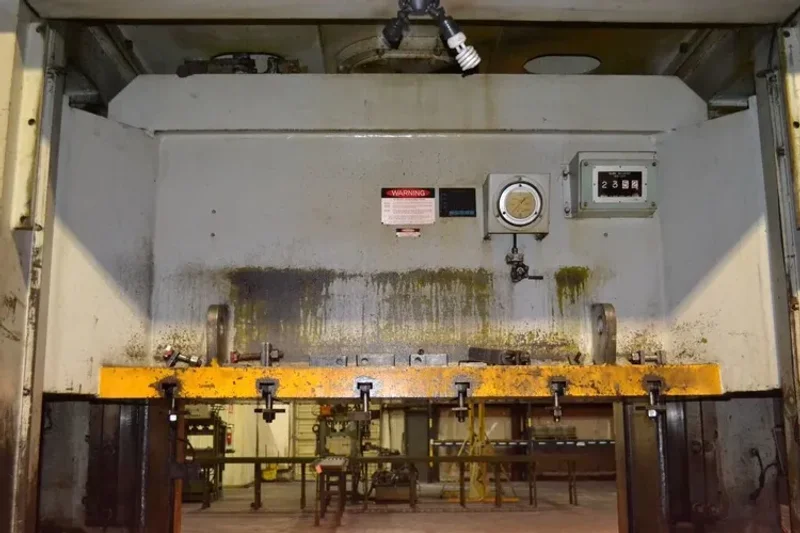 KOMATSU 220 TON ECCENTRIC GEAR 2 PT SS PRESS, S/N 10017, STOCK# 13404J