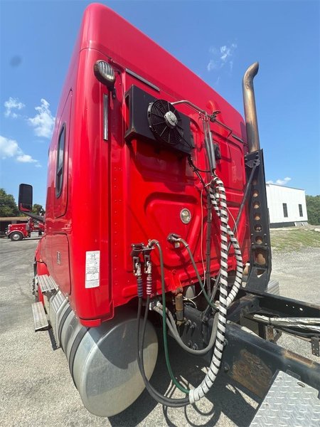 2020 Freightliner Cascadia 126 LC1675