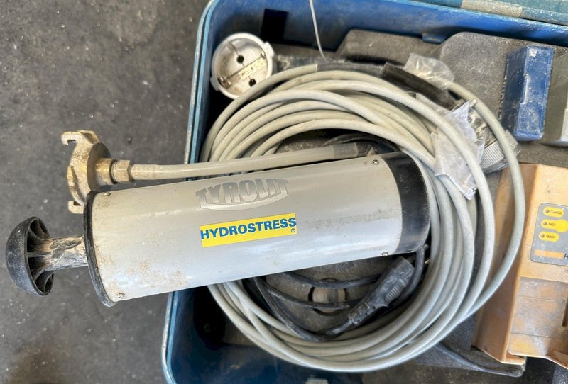 TYROLIT WSE1621 Wall Saw Complete w/ Motor, Blade Guard, Controller with Remote, Track and TYROLIT WCU17P (WCE17 Kit For WSE 1621 Wire Saw)