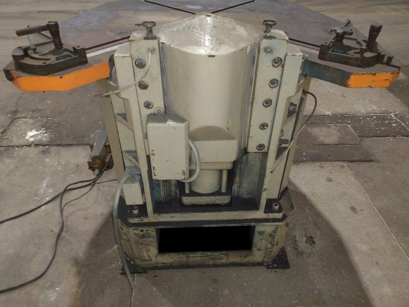 8-5/8&quot; X 8-5/8&quot; X 1/8&quot; AMADA MODEL CS-220 HYDRAULIC NOTCHER: STOCK #12212