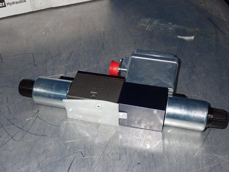 PARKER 500 PSI DIRECTIONAL CONTROL VALVE   -  D1FXE02FCVBJ0060