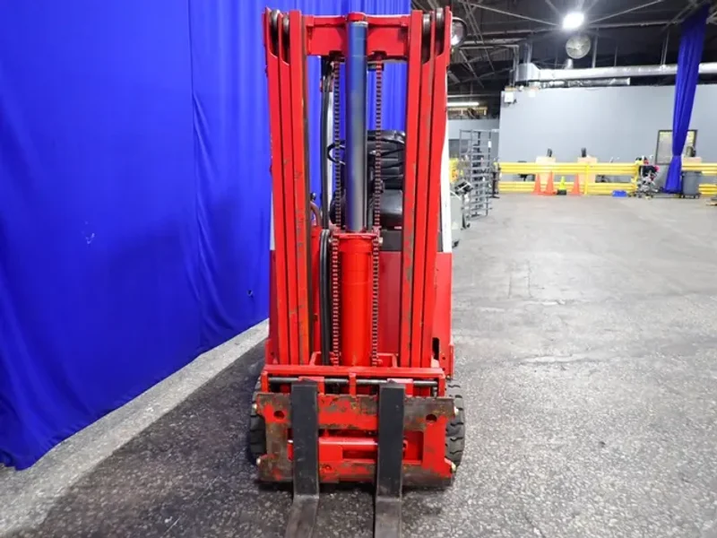 CATERPILLAR 3000 LBS ELECTRIC FORKLIFT  -  MC30