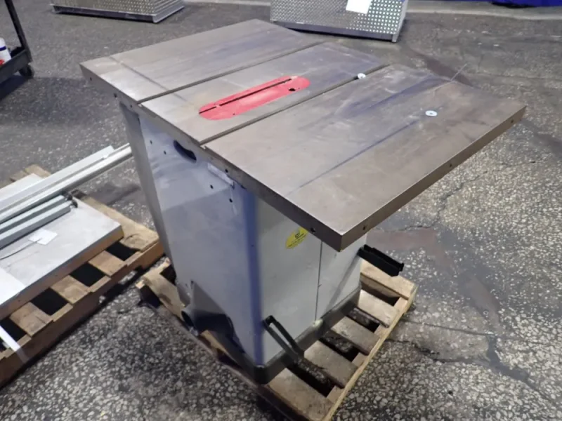 DELTA 40" X 27" TABLE SAW   -  36-R31X