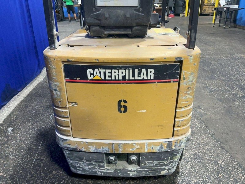 CATERPILLAR 5000 LBS ELECTRIC FORKLIFT  -  2E025