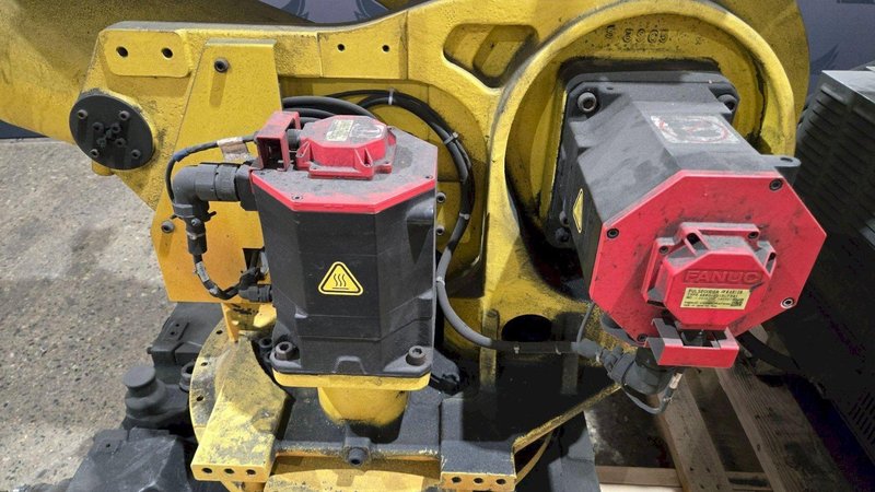 FANUC R-2000IB/210F + R30IB ROBOT ARM AND CONTROL CABINET USED
