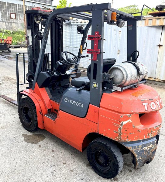 3750 Lb. Toyota Lift Truck, Pneumatic Tire, Triple Stage Mast, LP Gas, Side Shift