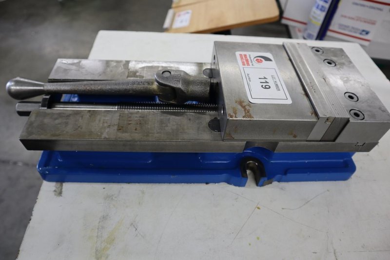Kurt DX6 6" Machine Vise with Steel Hard Jaws and Handle- Auction Item