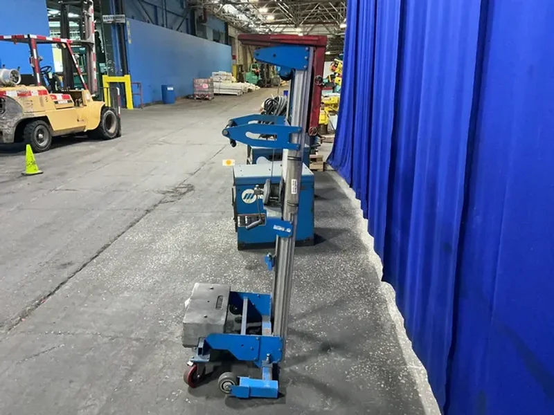 GENIE 500 LBS HAND CRANK LIFT  -  GL-4