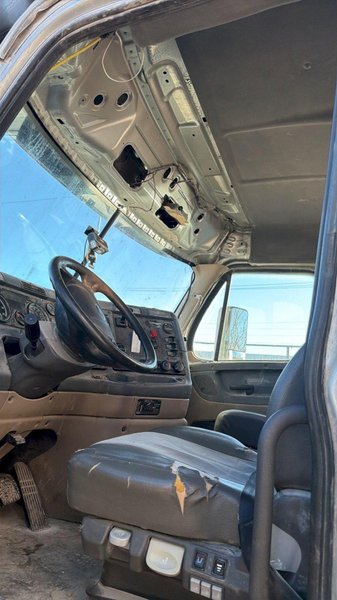 Freightliner Cascadia Semi Truck, 2018 – Non-Runner, No Keys, For Repair or Parts, Day Cab/Sleeper