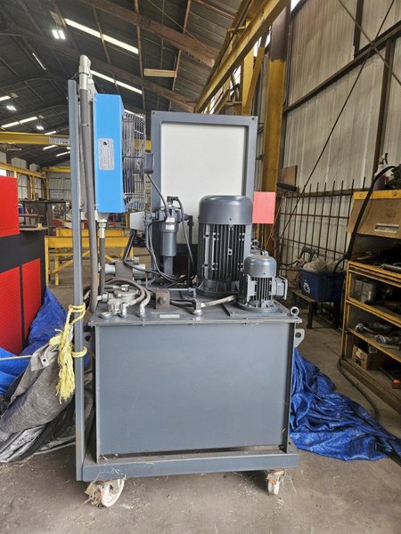 5/8" x 6" x 6" Akyapak Angle Bending Roll Model APK180