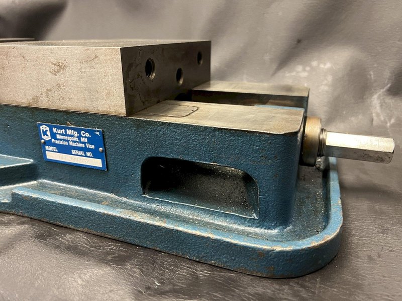 Kurt Mfg D80 8" CNC Manual Vise 10" Opening