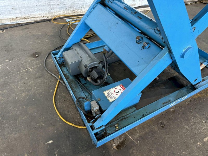 3,000 LB X 36" X 36" SOUTHWARK LIFT TABLE. STOCK # 0894824.