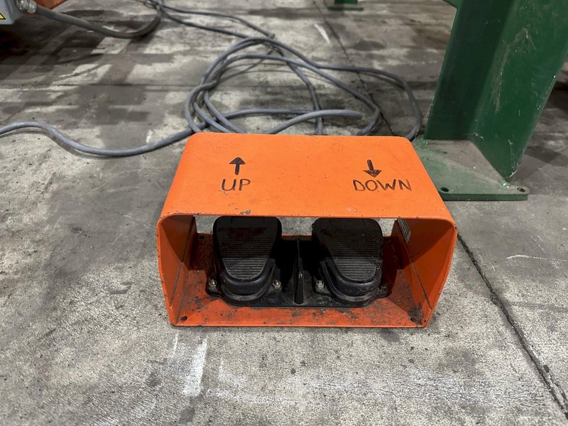 SWEED LOAD CLAMP &amp; TURNER / PACMAN FLIPPER SYSTEM WITH POWERED INFEED &amp; OUTFEED CONVEYORS: STOCK #22075