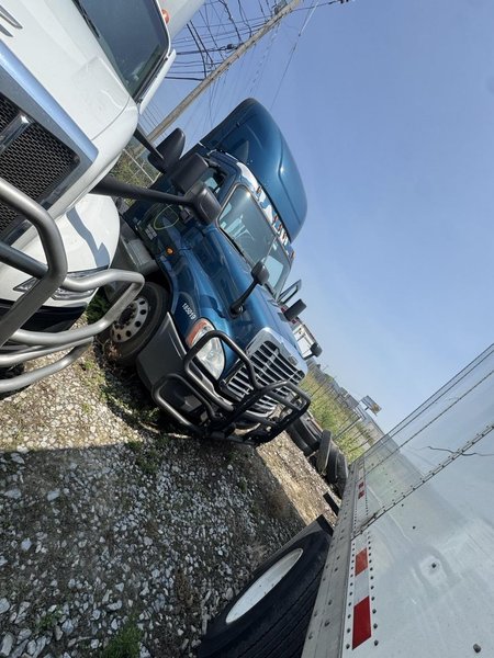 Freightliner Cascadia 125 Day Cab Semi Truck, 2018 – Detroit DD15 Diesel, Tandem Axle, 52,000-Lb GVWR