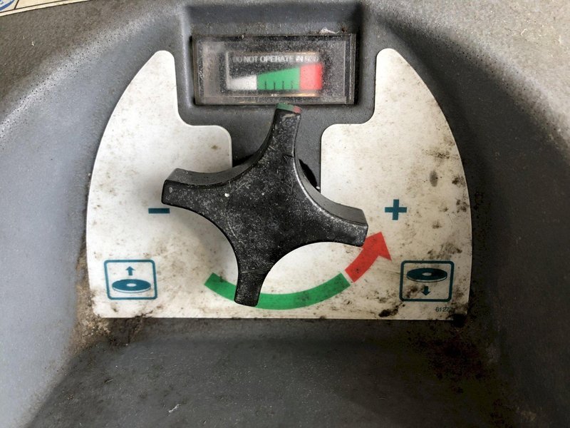 TENNANT MODEL BR-2000-DC FLOOR FINISHER: STOCK #13953