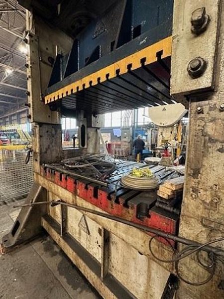 300 TON CLEARING STAMPING PRESS