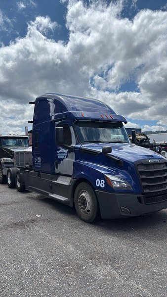 Freightliner Cascadia 126 Raised-Roof Sleeper Truck, 2020 – Detroit DD15, DT12 Automatic, Tandem Axle
