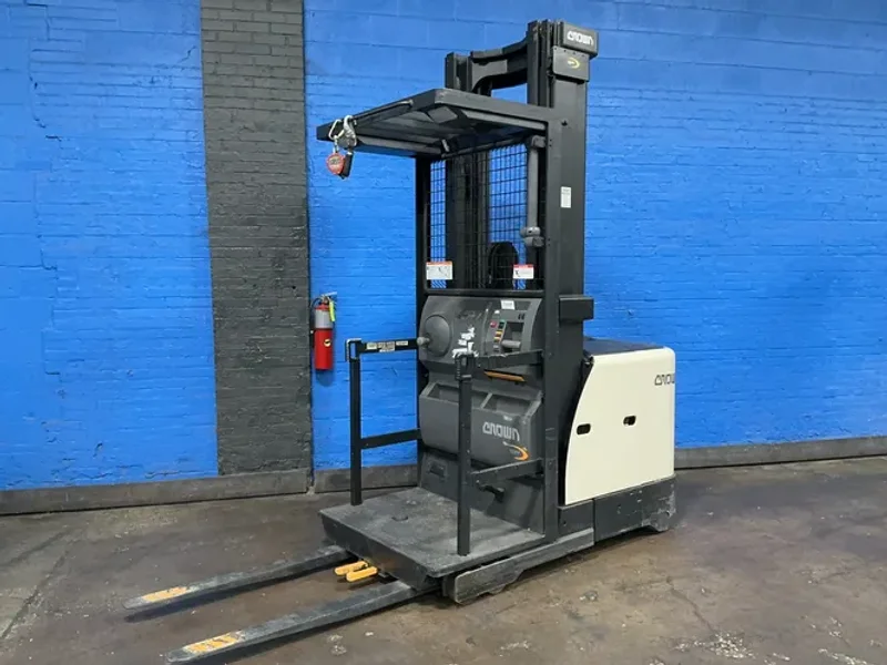 Crown 3000 Lbs Electric Order Picker - Sp3520-30