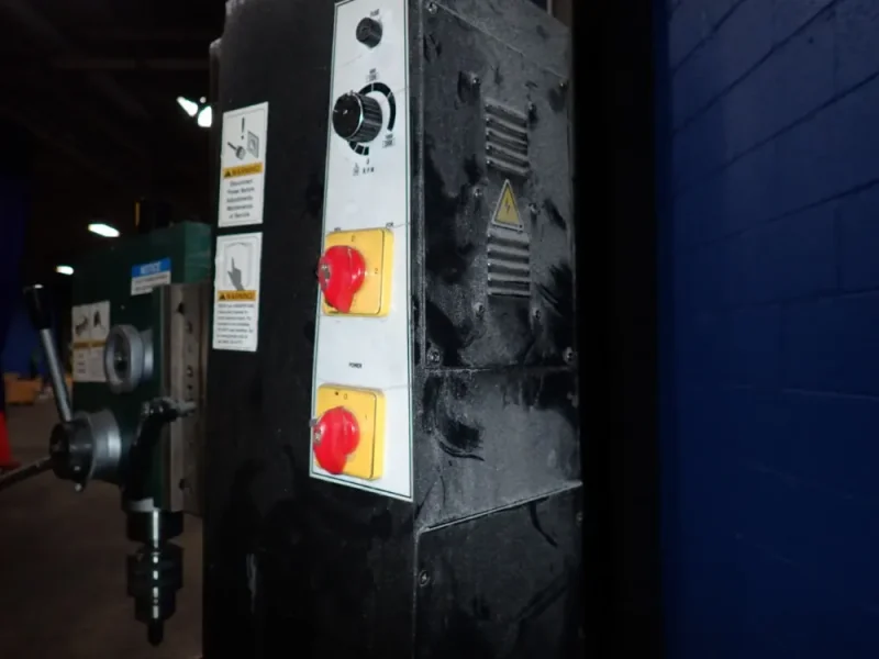 GRIZZLY INDUSTRIAL INC 6-1/4” X 21-5/8” VERTICAL MILL/DRILL  -  G0463