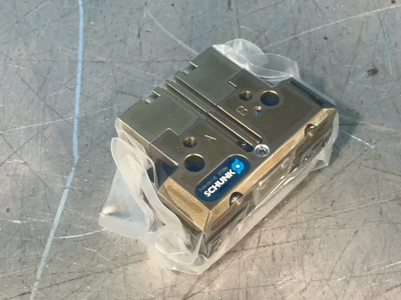 SCHUNK UNIVERSAL PNEUMATIC GRIPPER   -  0371094