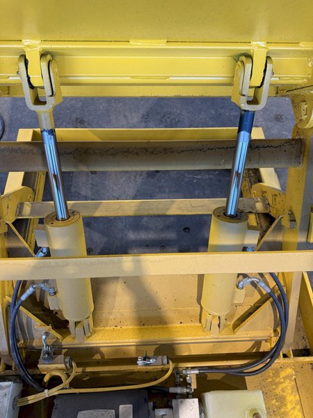 4,000 LB VESTIL HYDRAULIC TILT TABLE. STOCK # 1000725.