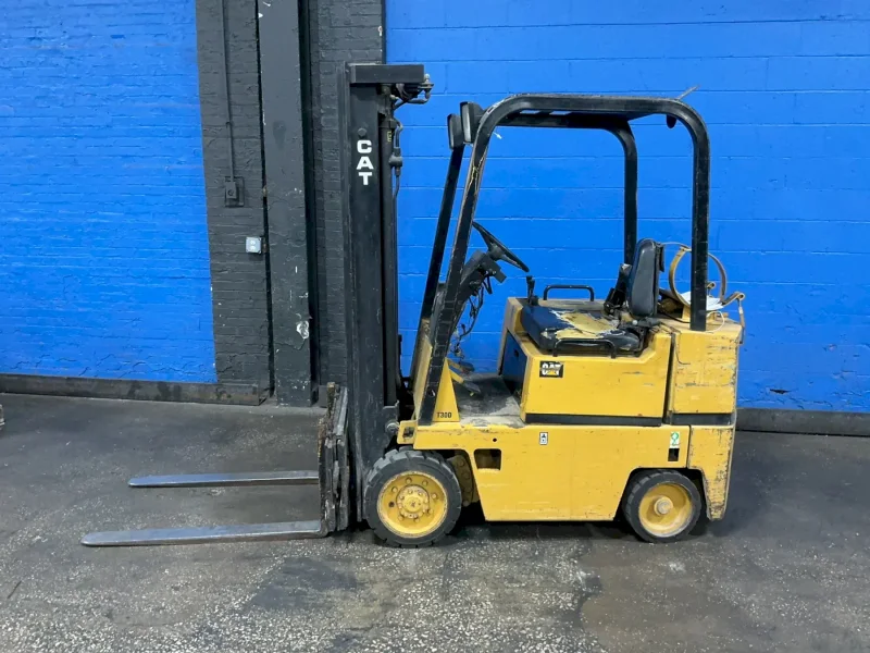 CATERPILLER 3000 LBS PROPANE FORKLIFT  -  T30D